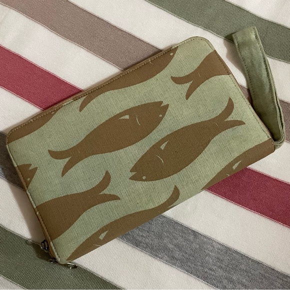 Wristlet clutch purse with fish pattern NWOT - Picture 6 of 15